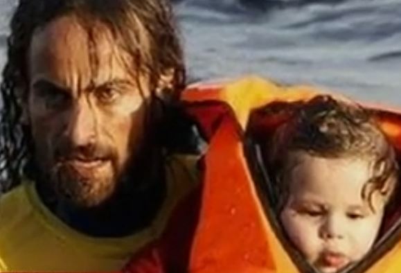 Οι εθελοντές που ρίχνονται στη μάχη με τα κύματα για τους πρόσφυγες