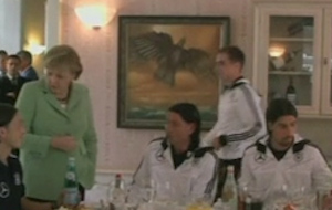 Η Μέρκελ θα παρευρεθεί τελικά στον αγώνα Ελλάδας-Γερμανίας