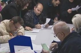 Ουρές στις εφορίες για ληξηπρόθεσμες οφειλές και καταθέσεις πινακίδων