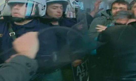 Επεισόδια με εφοριακούς έξω από την Εθνική Σχολή Δημόσιας Διοίκησης