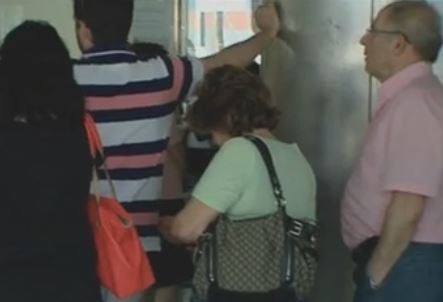 «Ατελείωτες» οι ουρές στις Εφορίες για δικαιολογητικά και κλειδάριθμο