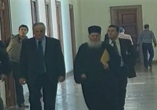 Παραμένει κλινήρης και φρουρούμενος ο ηγούμενος Εφραίμ