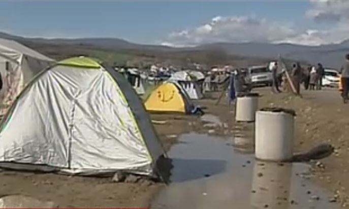 Ειδομένη: Εκτεθειμένοι στη βροχή χιλιάδες πρόσφυγες