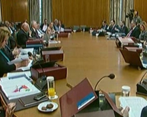 Η κυβέρνηση προσπαθεί να βάλει τέλος στα σενάρια περί πρόωρων εκλογών