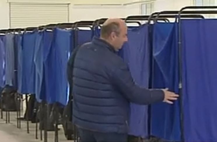 ΝΔ: Εκνευρισμός για αιχμηρά σχόλια και την καθηστέρηση των αποτελεσμάτων