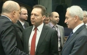 Συνεχίζονται οι διαπραγματεύσεις μεταξύ Στουρνάρα-τρόικας