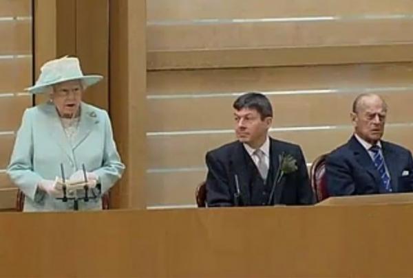 «Ψύχραιμη σκέψη» συνιστά η βασίλισσα Ελισάβετ στους πολιτικούς
