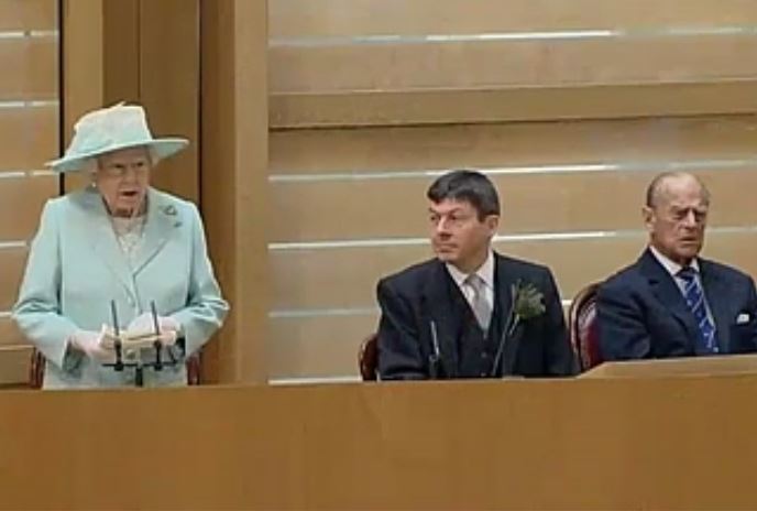 «Ψύχραιμη σκέψη» συνιστά η βασίλισσα Ελισάβετ στους πολιτικούς