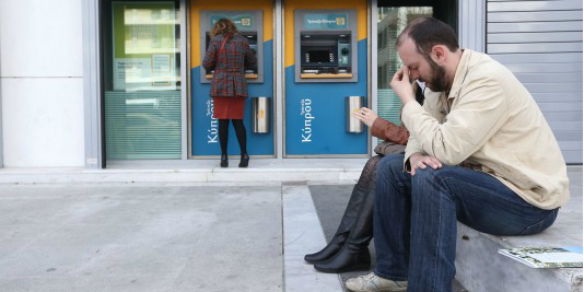 «Παγωμένη» η Ελλάδα και η Κύπρος από τις κλειστές τράπεζες