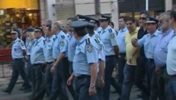 Οι ένστολοι συμπαραστέκονται στους «Αγανακτισμένους»