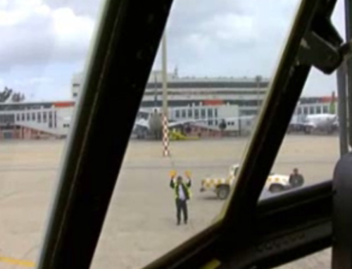 Επαναπατρίστηκαν 220 Ελληνες από τη Λιβύη με τα C130 – Αγωνία για τους εγκλωβισμένους στη Σαχάρα