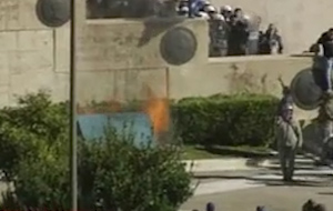 Επεισόδια έξω από τη Βουλή