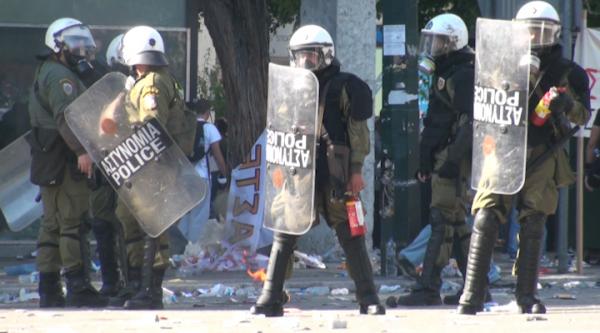 «Μάχη» μεταξύ κουκουλοφόρων και μελών του ΠΑΜΕ