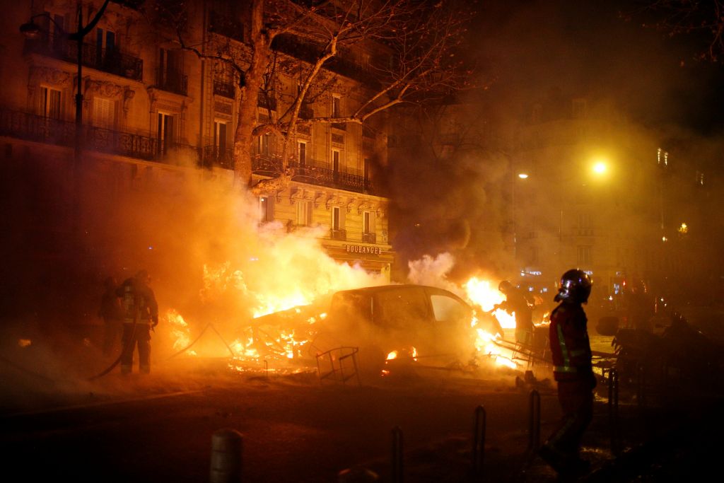 Βίαιες διαδηλώσεις στη Γαλλία: Η κυβέρνηση εξετάζει την επιβολή κατάστασης έκτακτης ανάγκης