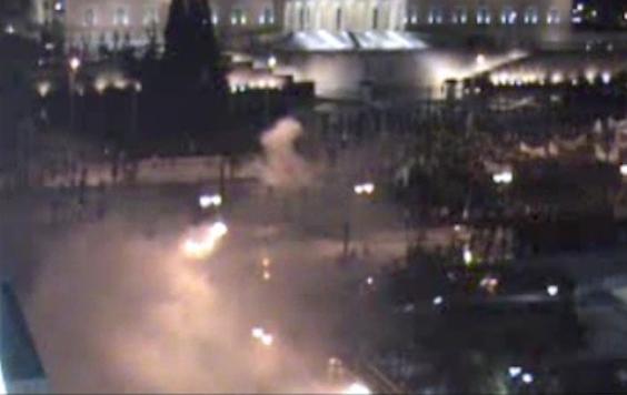 Επεισόδια στη διαδήλωση έξω από τη Βουλή