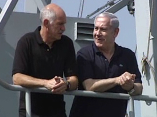 Ο Γ.Παπανδρέου ξεναγεί το ζεύγος Νετανιάχου στα ιστορικά πλοία του ελληνικού Πολεμικού