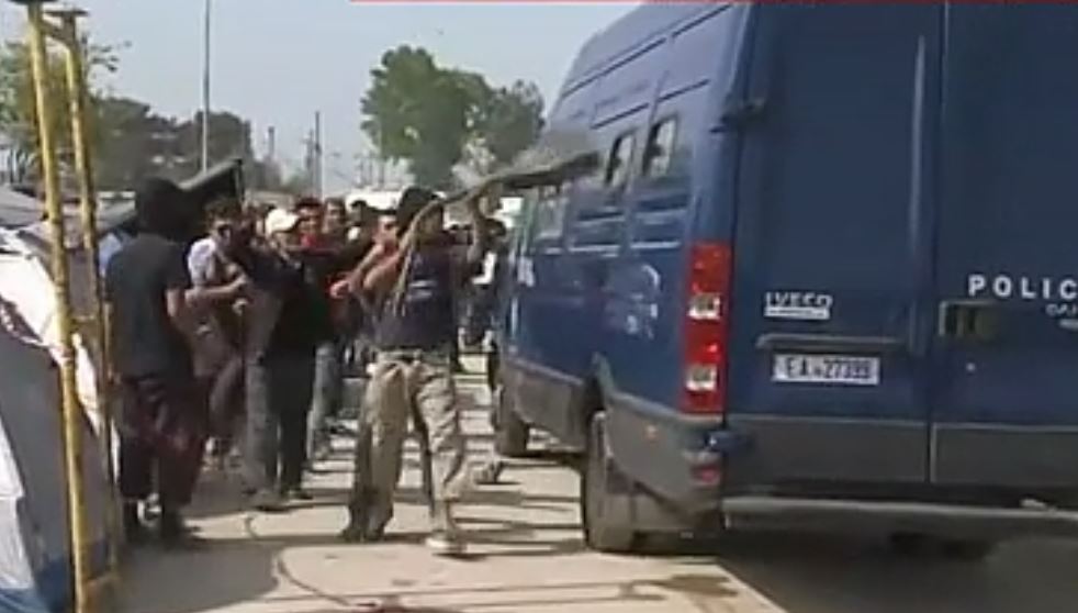 Καζάνι που βράζει η Ειδομένη μετά τον τραυματισμό πρόσφυγα