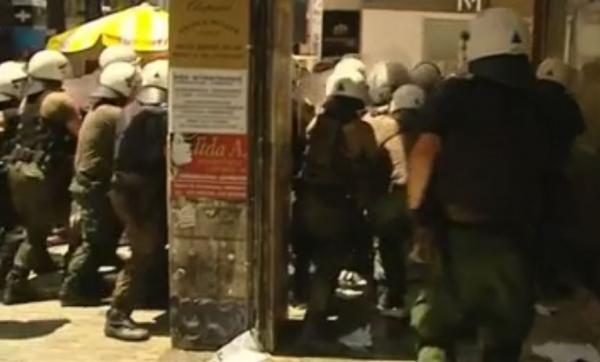 Επεισόδια στη διαμαρτυρία για το κυριακάτικο άνοιγμα καταστημάτων