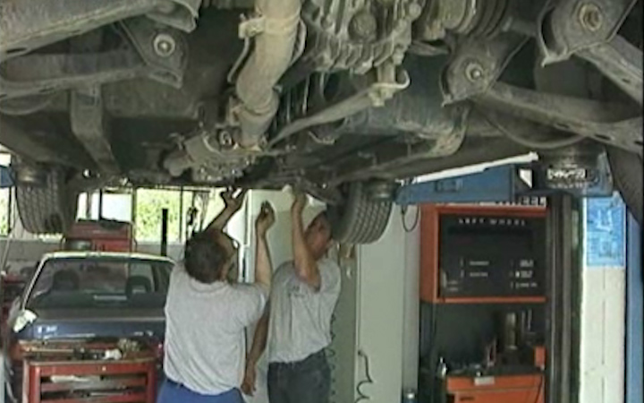 Το 1/3 των εργαζομένων δουλεύει αδήλωτο και τα 4/10 με όρους ελαστικής εργασίας