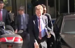 Επιμένει η τρόικα σε μείωση μισθών στον ιδιωτικό τομέα