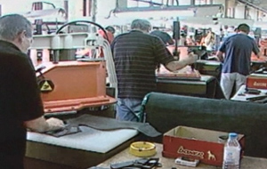 Η αγορά αυτορυθμίζεται και μειώνονται οι μισθοί