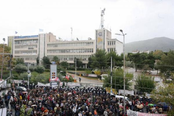 Παρουσία εισαγγελέα τα ΜΑΤ εκκένωσαν το ραδιομέγαρο της ΕΡΤ