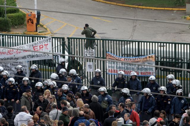 Την είδηση της επιχείρησης στην ΕΡΤ μεταδίδουν τα διεθνή πρακτορεία