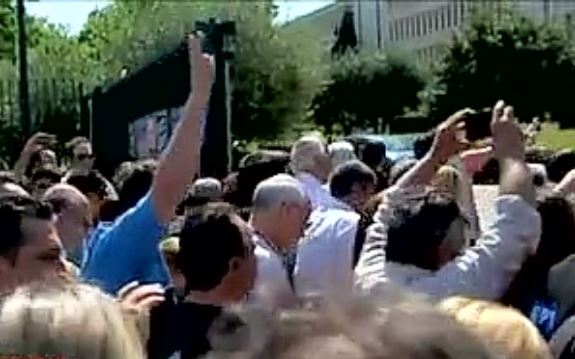 Δύο χρόνια μετά οι απολυμένοι εργαζόμενοι της ΕΡΤ ξανά στο Ραδιομέγαρο