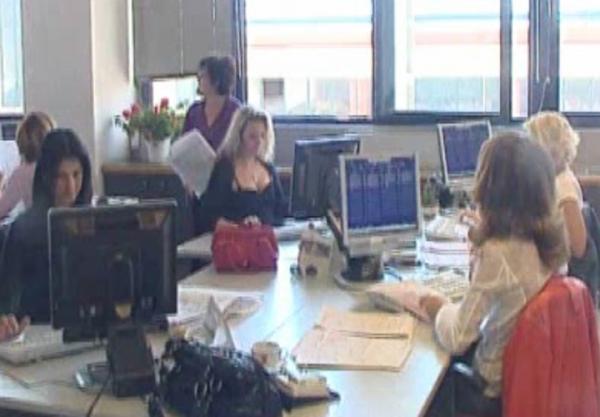 «Μαύρη τρύπα» στα έσοδα