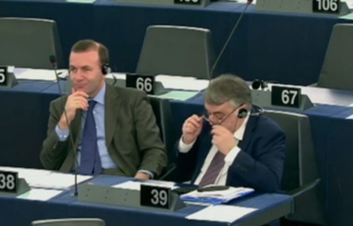 Σφοδρή αντιπαράθεση Παπαδημούλη-Βέμπερ στο Ευρωκοινοβούλιο