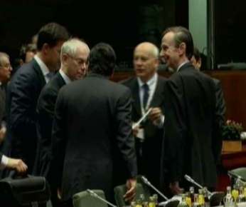 Κομισιόν: Αποδοκιμασία για την ελληνική υποβάθμιση από τον οίκο Fitch