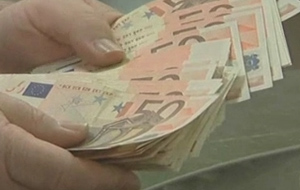 Εκκλησεις Γιούνκερ-αναλυτών για τη διάσωση του ευρώ