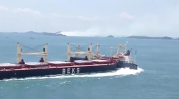 Δαυίδ εναντίον Γολιάθ στα Στενά της Σιγκαπούρης: Απίστευτο βίντεο με σύγκρουση πλοίων