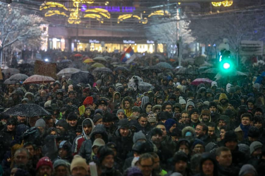 Σερβία: Χιλιάδες πολίτες διαδήλωσαν εναντίον του προέδρου Βούτσιτς