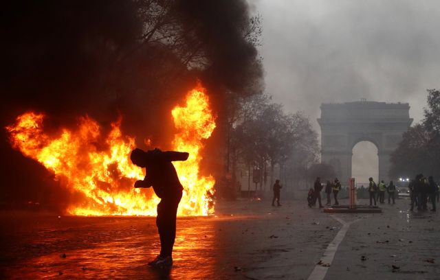 «Κόλαση» στο Παρίσι: Φωτιές, δεκάδες τραυματισμοί και εκατοντάδες συλλήψεις