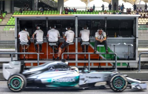 Ο L. Hamilton μας ξεναγεί στο διεθνές αυτοκινητοδρόμιο του Sepang στη Μαλαισία