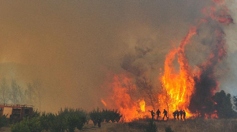 Μεγάλη πυρκαγιά απειλεί χωριά στην Αχαΐα