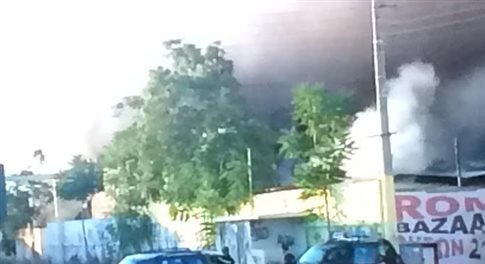 Λ.Θηβών: Ξέσπασε μεγάλη φωτιά σε υπαίθριο παζάρι με Ρομά μικροπωλητές