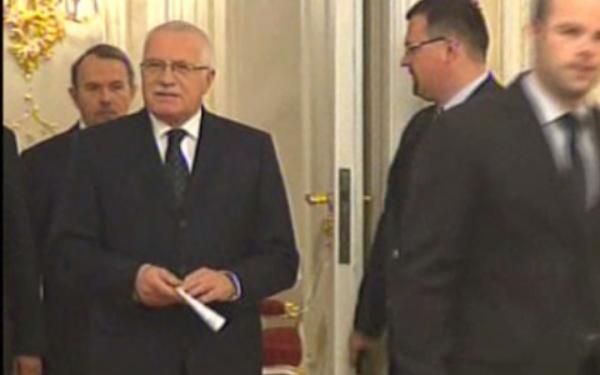 Β.Κλάους: «Οι Ελληνες πίνουν ούζα και καλοπερνάνε»