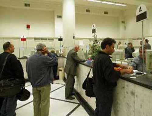 Δημοσίευμα των Financial Times για φυγή καταθέσεων προκαλεί αναταραχή στην Αθήνα