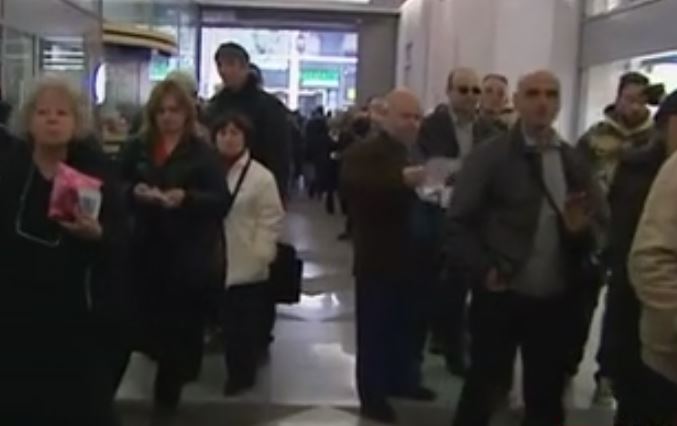 Ατελείωτες ουρές σε εφορίες, τράπεζες και ΔΕΗ για το ειδικό τέλος ακινήτων