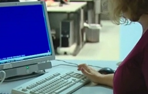 Περισσότεροι πρέπει να υποβάλουν ηλεκτρονικά τη φορολογική τους δήλωση