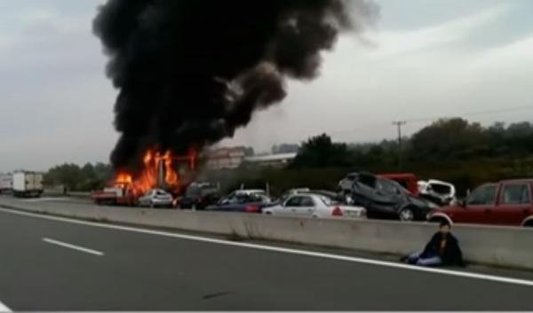 Οι πρώτες εικόνες αμέσως μετά το σοβαρό τροχαίο με τη νταλίκα στην Εγνατία