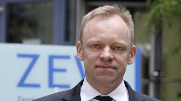 Κλέμενς Φούεστ: Η Ελλάδα δεν μπορεί να αυξήσει τις δαπάνες