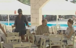 Ο ΦΠΑ στην εστίαση έπεσε, όχι όμως και οι τιμές