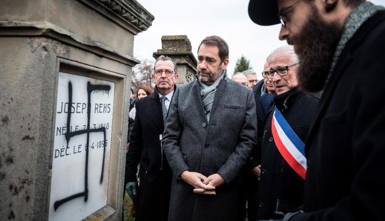 Γαλλία: Ο Κριστόφ Καστανέρ επισκέφθηκε εβραϊκό κοιμητήριο που βεβηλώθηκε, κοντά στο Στρασβούργο