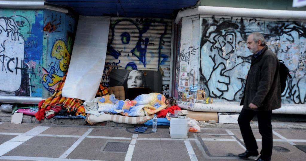 Η φτωχοποίηση των Ελλήνων: Πόσο συρρικνώθηκε το εισόδημα στα χρόνια της κρίσης