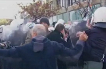 Επέμβαση των ΜΑΤ στα γραφεία της ΔΕΗ στο Χολαργό