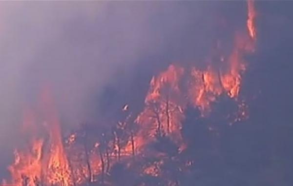 Μαίνεται για τρίτο 24ωρο η πυρκαγιά στα Δερβενοχώρια