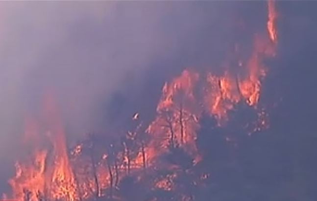 Μαίνεται για τρίτο 24ωρο η πυρκαγιά στα Δερβενοχώρια